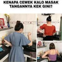 posisi-nyeleneh-emak-emak-saat-memasak-sista-begini-juga-gak