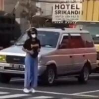 bikin-konten-di-lampu-merah-wanita-ini-hampir-saja-keserempet-motor