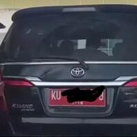 cuma-di-indonesia-plat-nomor-mobil-ini-bisa-ganti-warna-setelah-isi-bensin