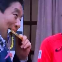 seenaknya-aja--gigit--medali-emas-atlet-putri-jepang--walikota-ini-tuai-kecaman