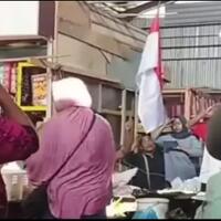 bentuk-rasa-nasionalisme-para-pedagang-ini-rayakan-hut-ri-ke-76-di-tengah-pasar