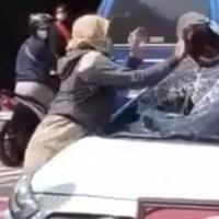 ibu-ibu-berseragam-pns-gelap-mata-marah-marah-pecahkan-kaca-mobil-di-jalan-raya