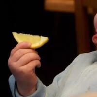 ekspresi-lucu-anak-kecil-ketika-makan-yang-asam