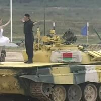 ada-ada-saja-dua-balerina-melakukan-tarian-balet-di-atas-main-battle-tank