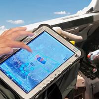 memakai-tablet-pilot-jet-tempur-bisa-dengan-mudah-mengendalikan-loyal-wingman