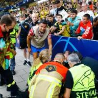 jadi-korban-bola-nyasar-steward-ini-pulang-bawa-kaos-cristiano-ronaldo