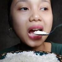saat-nongkrong-di-sebuah-cafe-wanita-ini-memesan-beras-mentah-lalu-memakannya