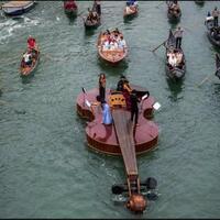 perahu-biola-raksasa-terlihat-mengapung-di-grand-canal-venesia
