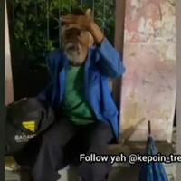 video-seorang-kakek-ditelantarkan-anaknya-di-jalanan-viral-seperti-ini-balas-jasa