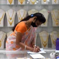 dipaksa-berdiri-puluhan-tahun-pekerja-di-india-akhirnya-dapatkan-hak-duduk-mereka