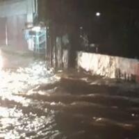 hujan-deras-jalan-swadarma-raya-jakarta-selatan-tergenang-air-hingga-50-cm