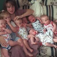 8-kisah-kelahiran-bayi-kembar-terbanyak-di-dunia-bisa-bikin-squad-bola-nih