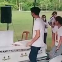 temannya-baru-saja-meninggal-4-remaja-ini-joget-tiktok-di-dekat-peti-saat-pemakaman
