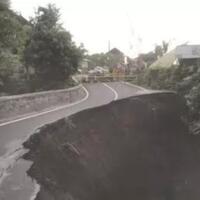 video-detik-detik-jalan-di-gianyar-bali-ambles-viral-saksi-sebut-sudah-3-hari-retak