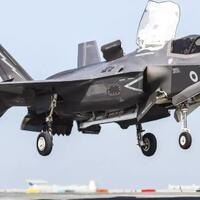 f-35b-inggris-jatuh-di-laut-setelah-lepas-landas-dari-kapal-induk-hms-queen-elizabeth