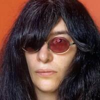 kisah-hidup--joey-ramone-frontman-ringkih--cinta-segitiga-yang-rumit