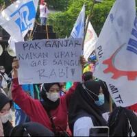 demo-buruh-jateng-minta-ganjar-naikkan-upah-gae-sangu-rabi