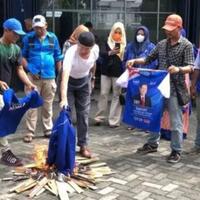 kecewa-dengan-ahy-kader-demokrat-di-riau-bakar-atribut-partai
