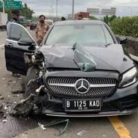 orang-pikun-bawa-mobil-mewah-lawan-arah-hasilnya-menabrak-mobil-lain-di-jalan-tol