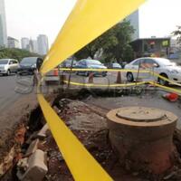 sumur-resapan-di-jalan-karang-tengah-ambles-pengendara-diminta-hati-hati