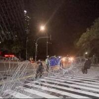 aparat-pasang-barikade-kawat-berduri-di-sekitar-patung-kuda-monas