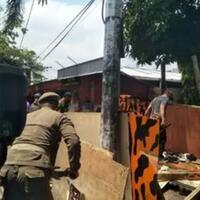 gardu-ormas-pp-di-rawamangun-dibongkar-warga-lega-soalnya-malam-suka-berisik