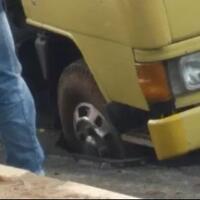 selain-mobil-isyana-truk-proyek-juga-sempat-terperosok-sumur-resapan