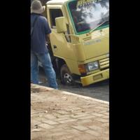 bagaimana-bisa-truk-terperosok-sumur-resapan-bikinan-sendiri