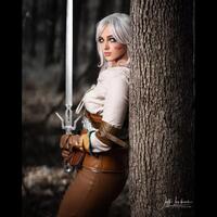tampil-badasss-gadis-cantik-ini-cosplay-ala-ciri-dari-the-witcher-season-2