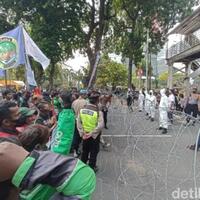 paksa-bergerak-ke-istana-massa-ojol-dihadang-kawat-duri-hingga-polisi-ber-apd