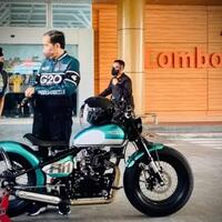gaya-jokowi-jajal-bypass-bil-mandalika-pakai-jaket-g20-motor-ri-1-custom