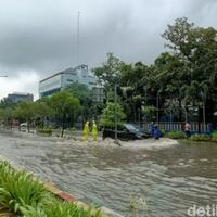 usai-hujan-deras-tanjung-duren-jakbar-banjir-60-cm