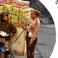 awas-razia-petugas-mulai-lagi-incer-pemotor-bawa-barang-model-begini