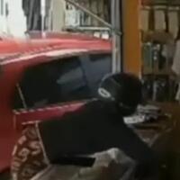 emak-emak-tertangkap-cctv-menggasak-4-hp-di-toko-ponsel-hati-hati-dengan-modus-ini
