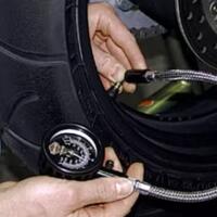 plus-minus-mengurangi-angin-ban-motor--mobil-waspada-hujan