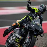 bikin-heboh-pemain-motogp-internasional-beli-provider-xl-saat-bersepeda-di-lombok