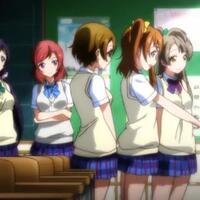 ingin-rasakan-dunia--anime--favoritnya-pria-jepang-nekat-curi-meja-belajar-sekolah