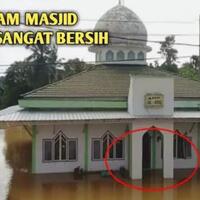 fenomena-aneh-air-banjir-tidak-masuk-ke-dalam-masjid