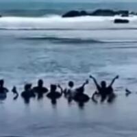 kembali-dilakukan-ritual-mandi-laut-di-pantai-watu-ulo-jember-masih-belum-jera