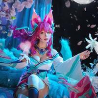 cosplay-gadis-cantik-china-yang-berubah-menjadi-ahri-dari-lol-penuh-cahaya--warna