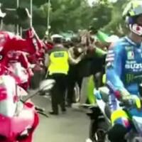 keseruan-parade-pembalap-motogp-di-luar-sirkuit-mandalika-terima-kasih-pakde-jokowi