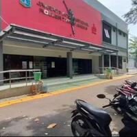 sudah-sebulan-atap-arena-sepatu-roda-internasional-jakarta-masih-bocor