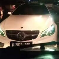 saat-pengemudi-mercy-halangi-lalu-buntuti-ambulans-bawa-ibu-hamil-dan-marahi-sopirnya