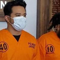 roby-geisha-pakai-narkoba-bersama-pria-kekar-berambut-gimbal-di-kamar-mandi