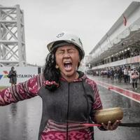 mbak-rara-pawang-hujan-motogp-indonesia-dapat-3-quotperingatan-kerasquot-dari-orang-sakti
