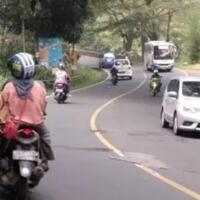 pengemudi-pemula-wajib-tahu-ini-ketika-masuk-jalankampung-tidak-ada-garis-markanya