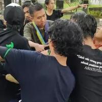 seorang-pedemo-tersengat-listrik-saat-dorong-pagar-gedung-dprd-lebak