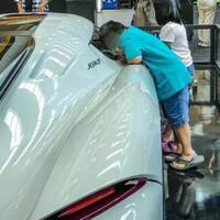 viral--pengunjung--gelendotan--di-mobil-mewah-etika-di-pameran-harus-dipahami