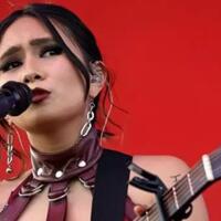 mengharukan-niki-membawakan-lagu-indonesia-di-coachella-2022-gan