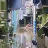 banjir-1-meter-rendam-rumah-warga-kebon-pala-kampung-melayu